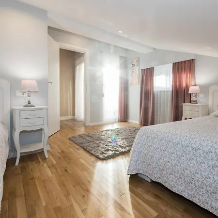 Eleganza With Pool For 9 Guests , Zadar