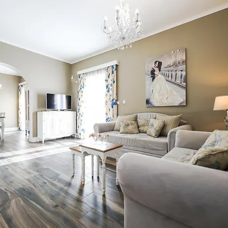 Eleganza With Pool For 9 Guests , Vila *