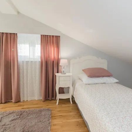 Villa Eleganza With Pool For 9 Guests , Zadar