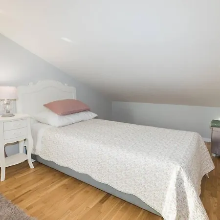 Villa Eleganza With Pool For 9 Guests , Zadar