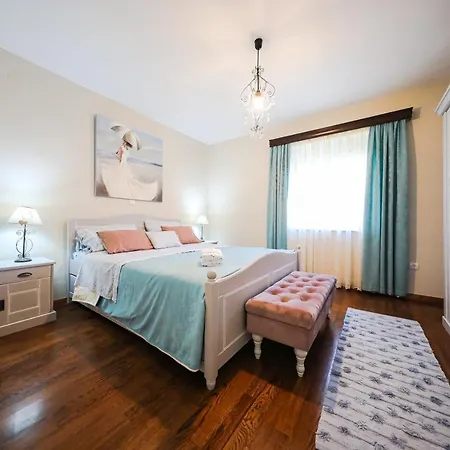 Eleganza With Pool For 9 Guests , Villa Zara