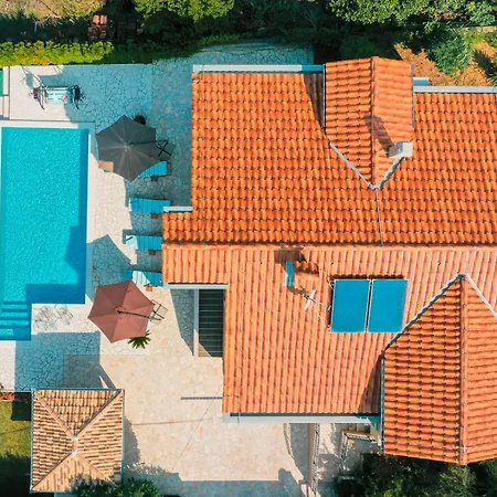 Eleganza With Pool For 9 Guests , Zara